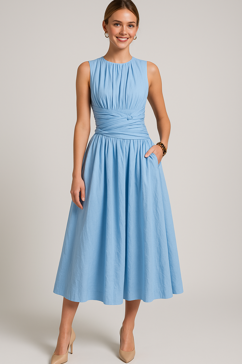 Selene | Figurbetontes Midikleid mit dünnen Trägern und seitlichem Schlitz