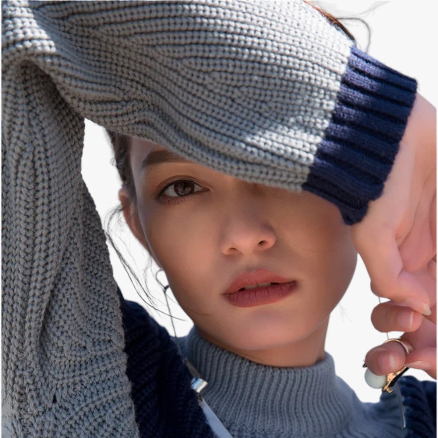 Manilyn | Wärmende Wärme - Grob gestrickter blauer Alpaka-Pullover