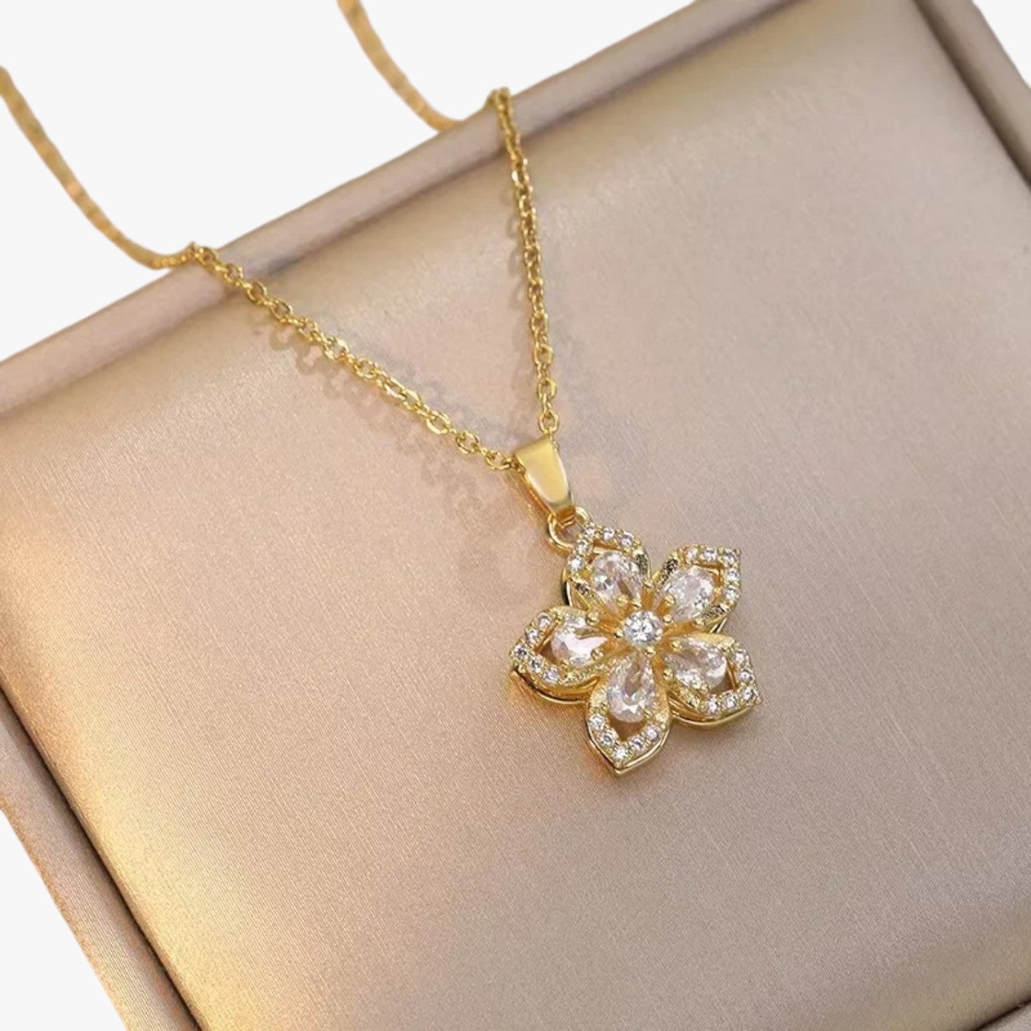 Winnie | Halskette mit rotierender Blume aus Gold und Zirkonia