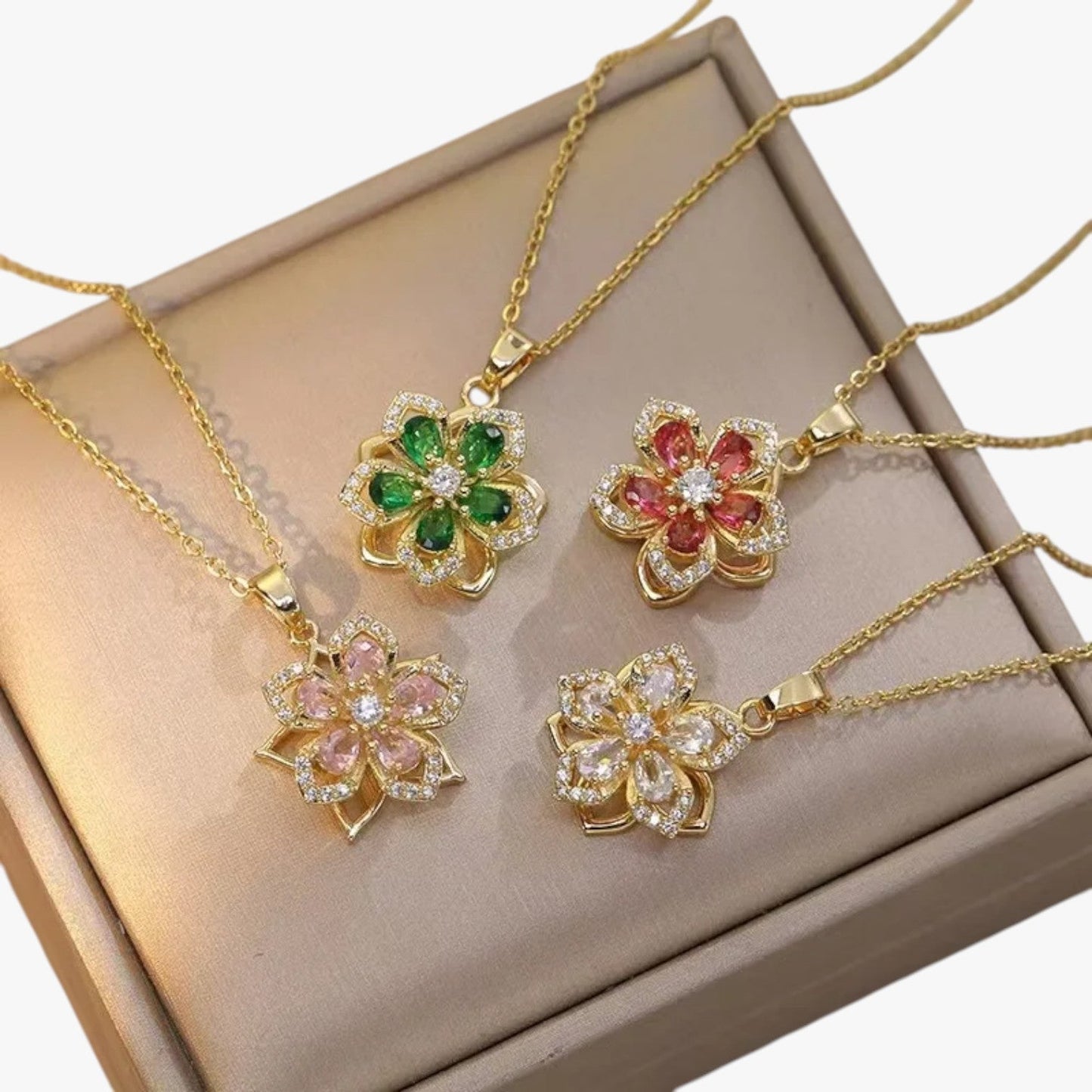 Winnie | Halskette mit rotierender Blume aus Gold und Zirkonia