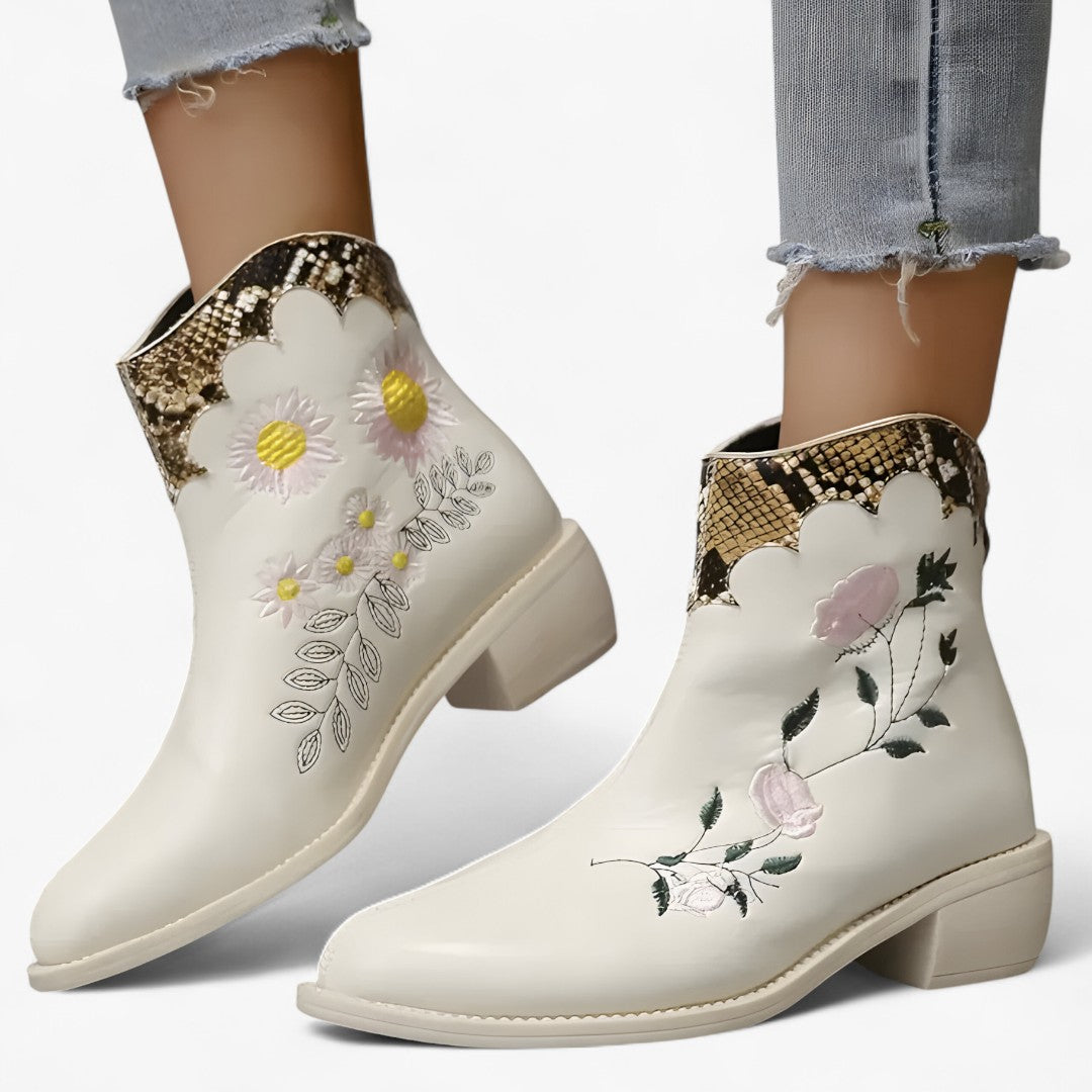Audrey | Spitzeboots mit ethnischen Stickereien