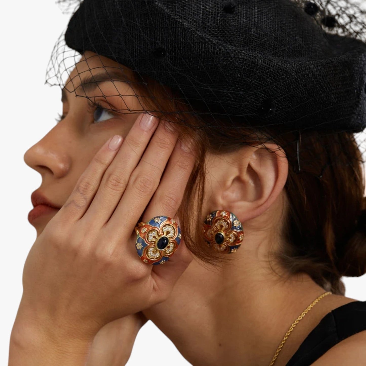 Stephanie | Vintage goldene Ohrringe mit verzierten Emaille-Details