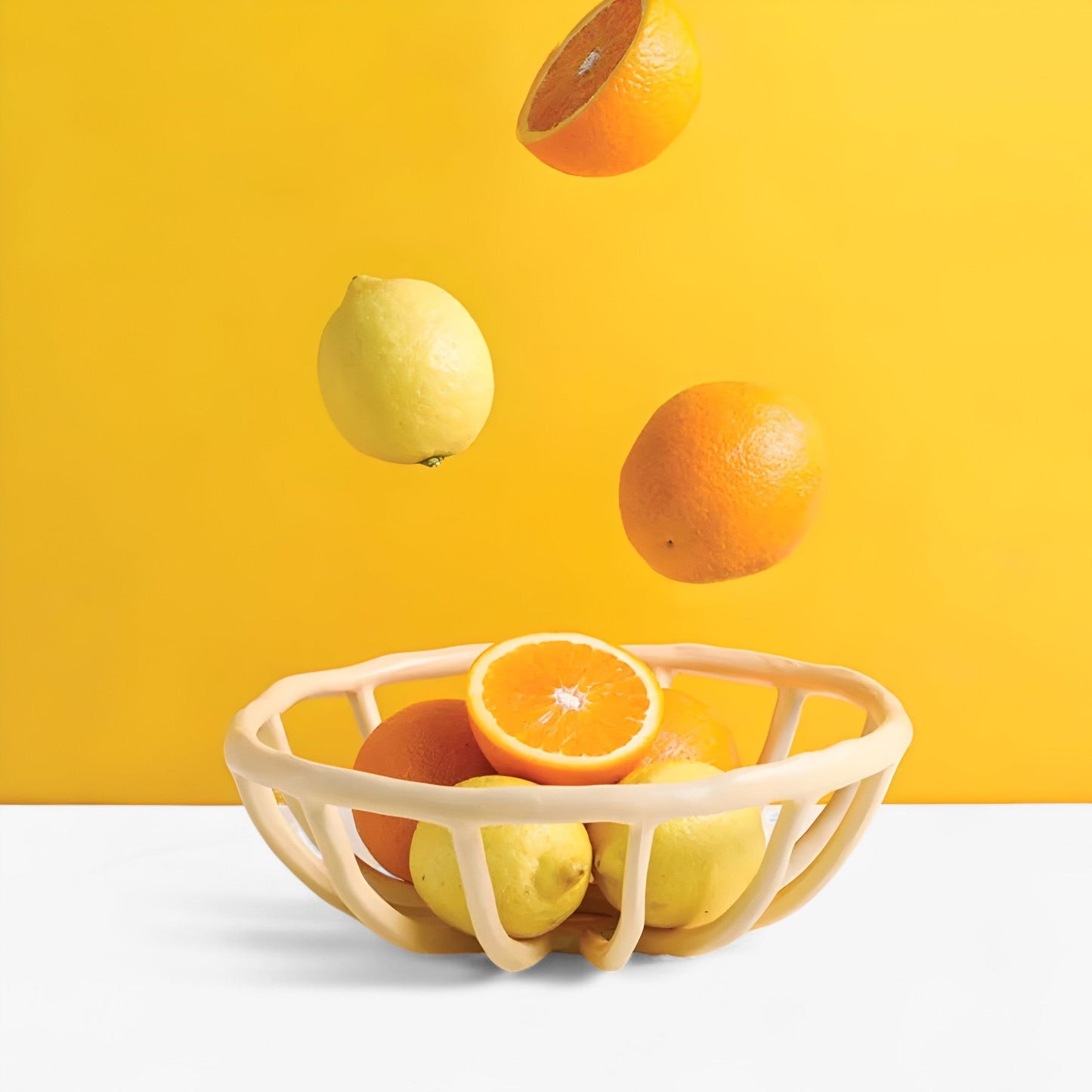 Artistische Fruchtschüssel aus Resin mit Elegantem Design