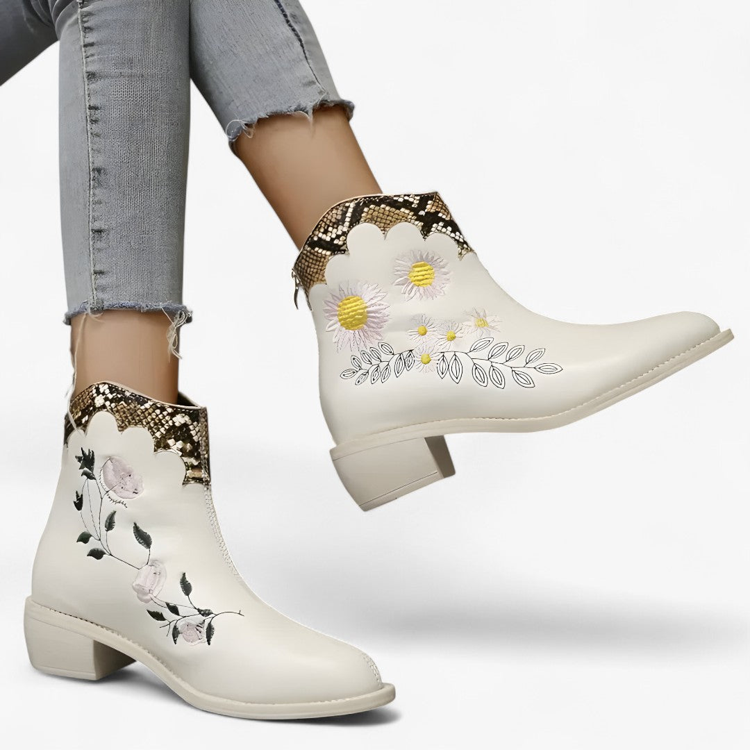 Audrey | Spitzeboots mit ethnischen Stickereien