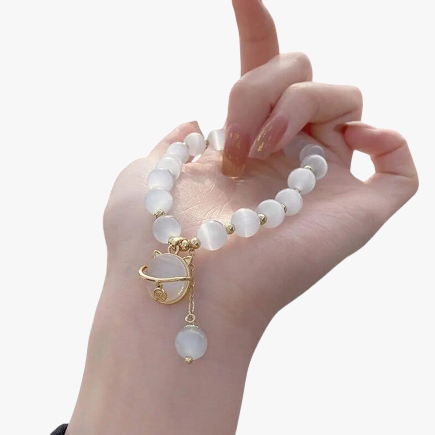 Alora | Opalperlenarmband mit Glückskatzen-Anhänger, elegantes, verstellbares Geschenk