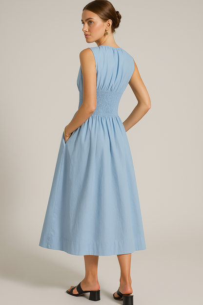 Selene | Figurbetontes Midikleid mit dünnen Trägern und seitlichem Schlitz