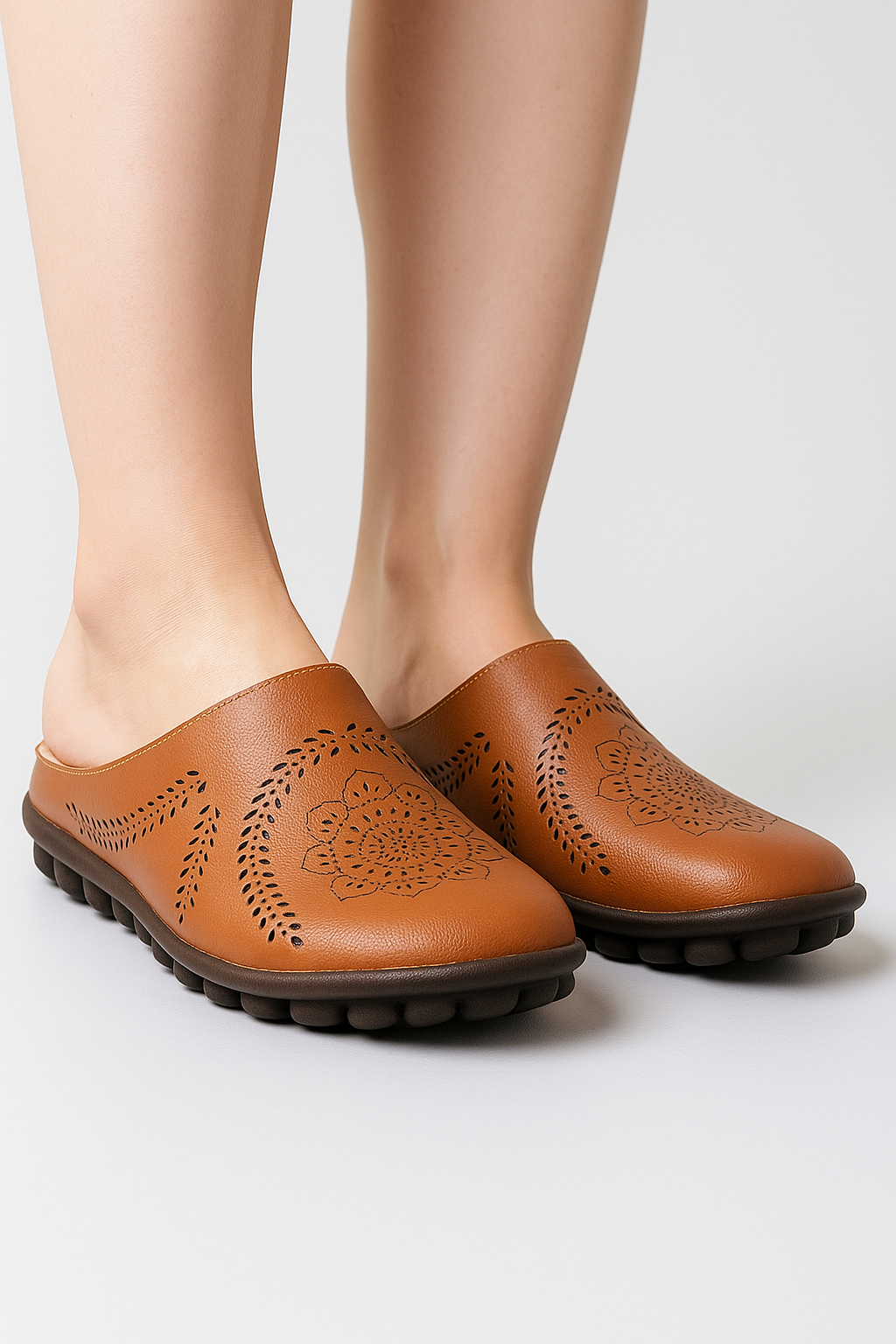 Lina | Bequeme Damen-Slipper mit Mandala-Lochmuster und Flexsohle