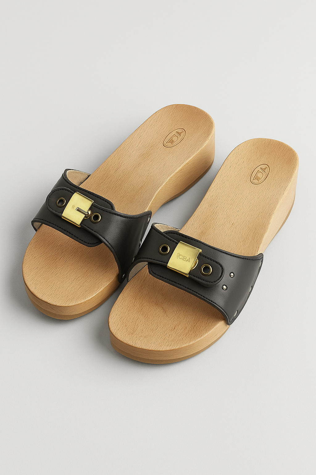 Katarina | Holzclogs mit Lederriemen und Schnalle