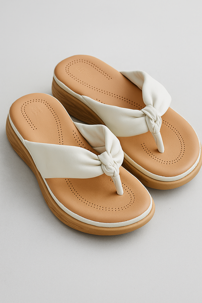 Wynn | Damen Zehensteg-Wedge Sandalen mit Knoten-Design in Weiß