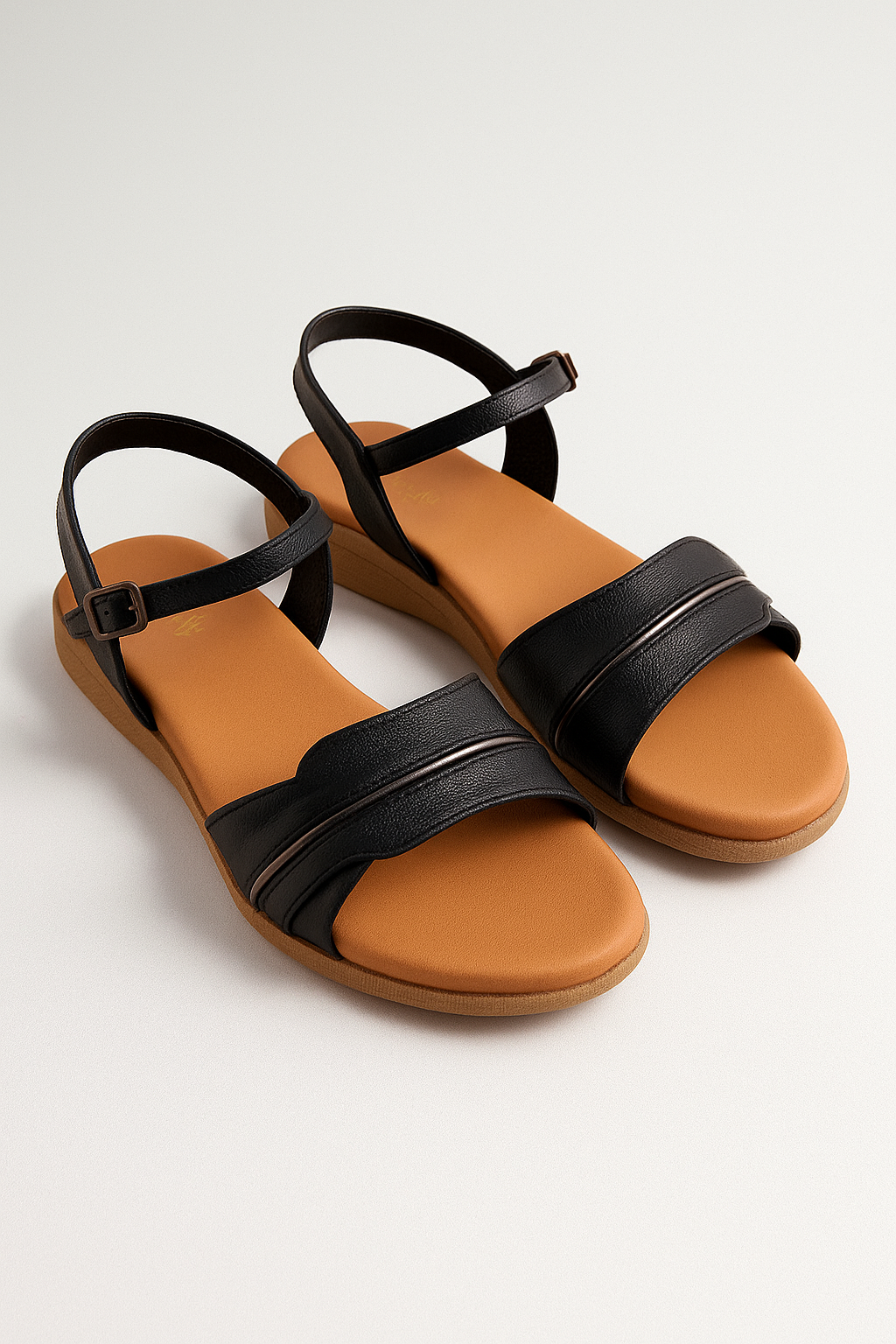 Mylah | Flache Sandalen in Schwarz mit Knöchelriemen und Zierstreifen