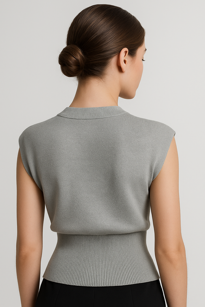 Iris |  Elegante Damen Strickweste mit Goldknopf