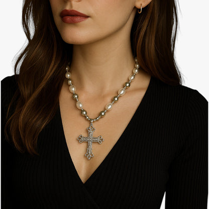 Kora | Elegante Gothic-Halskette mit Kristallkreuz und Barockperlen