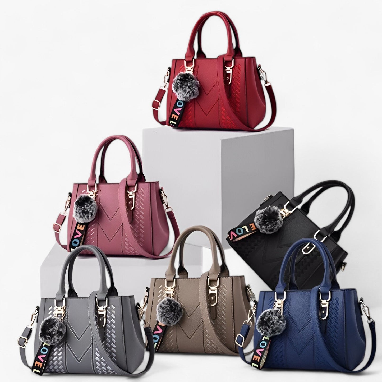 Stylische Leder-Messenger-Tasche mit weichem Pompon