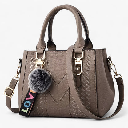 Stylische Leder-Messenger-Tasche mit weichem Pompon