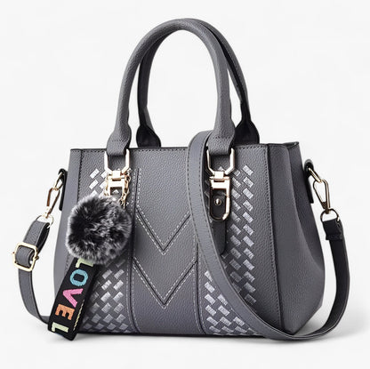 Stylische Leder-Messenger-Tasche mit weichem Pompon