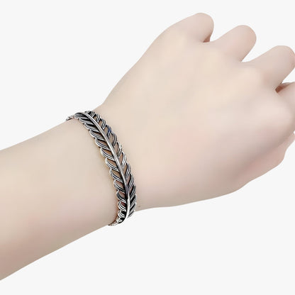 Jayce | Armband aus 925er Silber mit Goldener Feder im Vintage Punk Stil