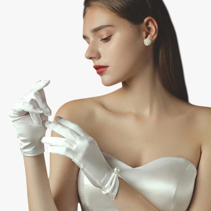 Leila | Elegante Satinhandschuhe mit Perlen Perfekt für Zeremonien und besondere Anlässe