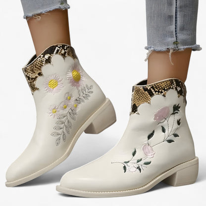 Audrey | Spitzeboots mit ethnischen Stickereien