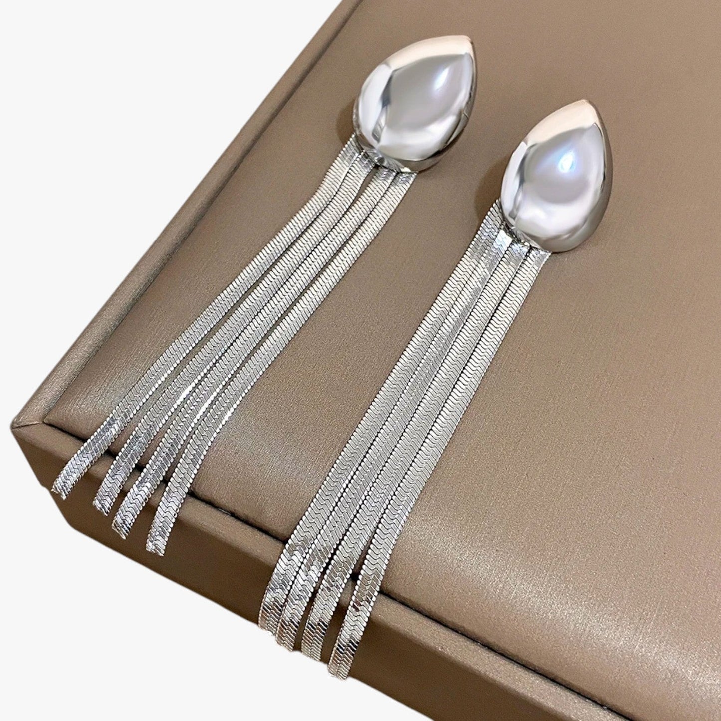 Flora | Tropfenohrringe mit langem, funkelndem Napperring