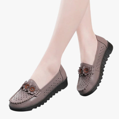 Annie | Sommerschuhe aus Leder - Komfort und Frische mit eleganten BlumenDETAILS