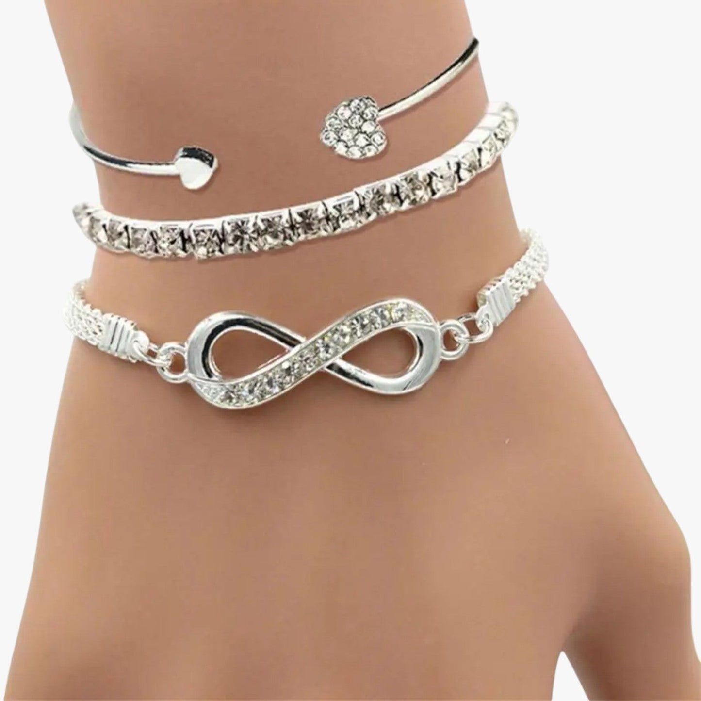 Evelynn | Elegantes Armband-Set mit Herzanhängern, mehrlagigen Ketten und funkelnden Strasssteinen
