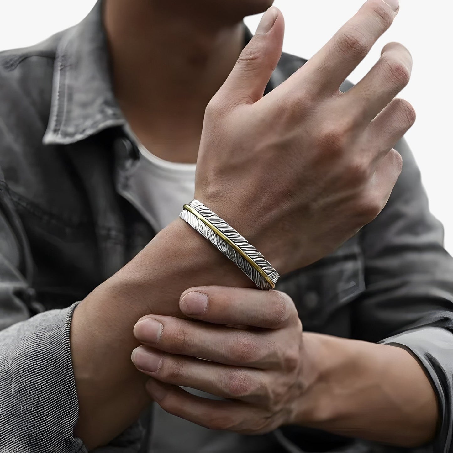 Jayce | Armband aus 925er Silber mit Goldener Feder im Vintage Punk Stil