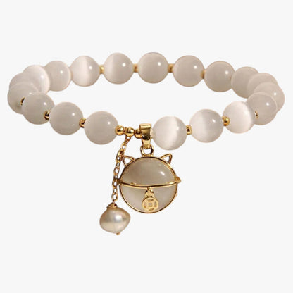 Alora | Opalperlenarmband mit Glückskatzen-Anhänger, elegantes, verstellbares Geschenk