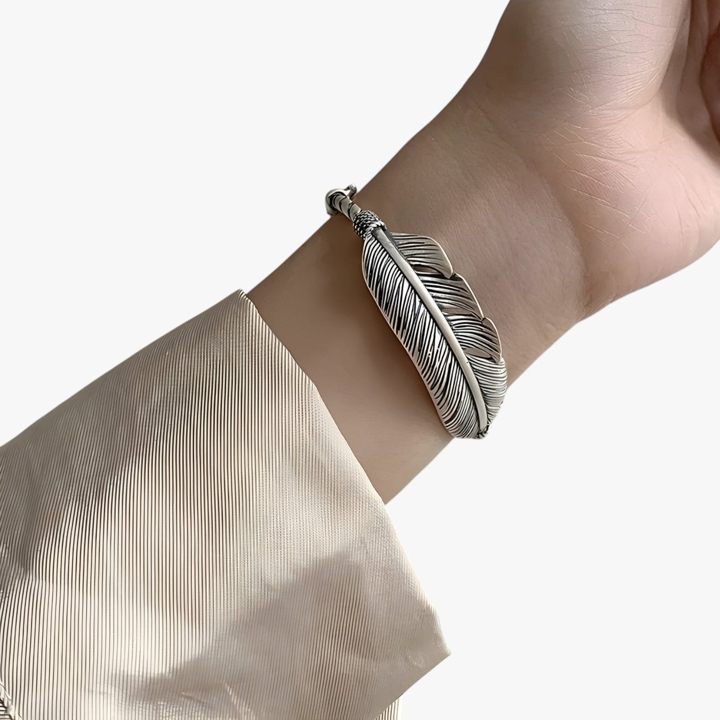 Jayce | Armband aus 925er Silber mit Goldener Feder im Vintage Punk Stil