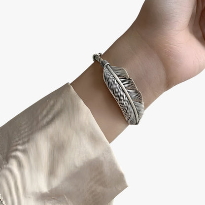 Jayce | Armband aus 925er Silber mit Goldener Feder im Vintage Punk Stil