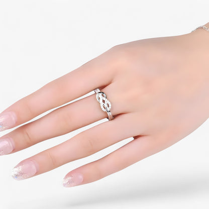 Stina | Unendlichkeit-Knoten Ring – Zeitlose Eleganz in Sterlingsilber