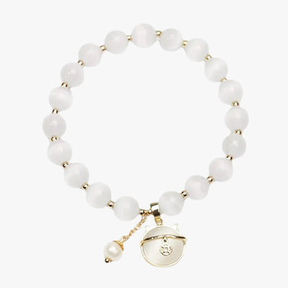 Alora | Opalperlenarmband mit Glückskatzen-Anhänger, elegantes, verstellbares Geschenk