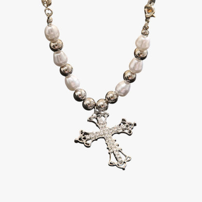 Kora | Elegante Gothic-Halskette mit Kristallkreuz und Barockperlen