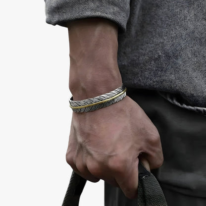 Jayce | Armband aus 925er Silber mit Goldener Feder im Vintage Punk Stil