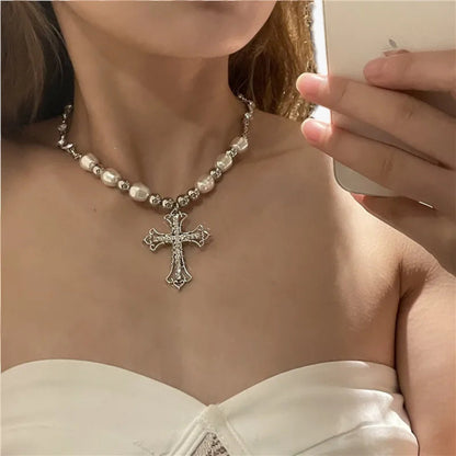 Kora | Elegante Gothic-Halskette mit Kristallkreuz und Barockperlen