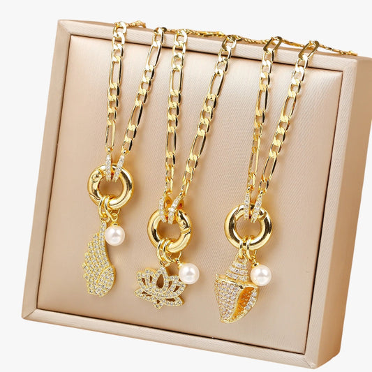 Malia | Halskette mit Flügeln und Schneckenhausblumen mit Diamanten