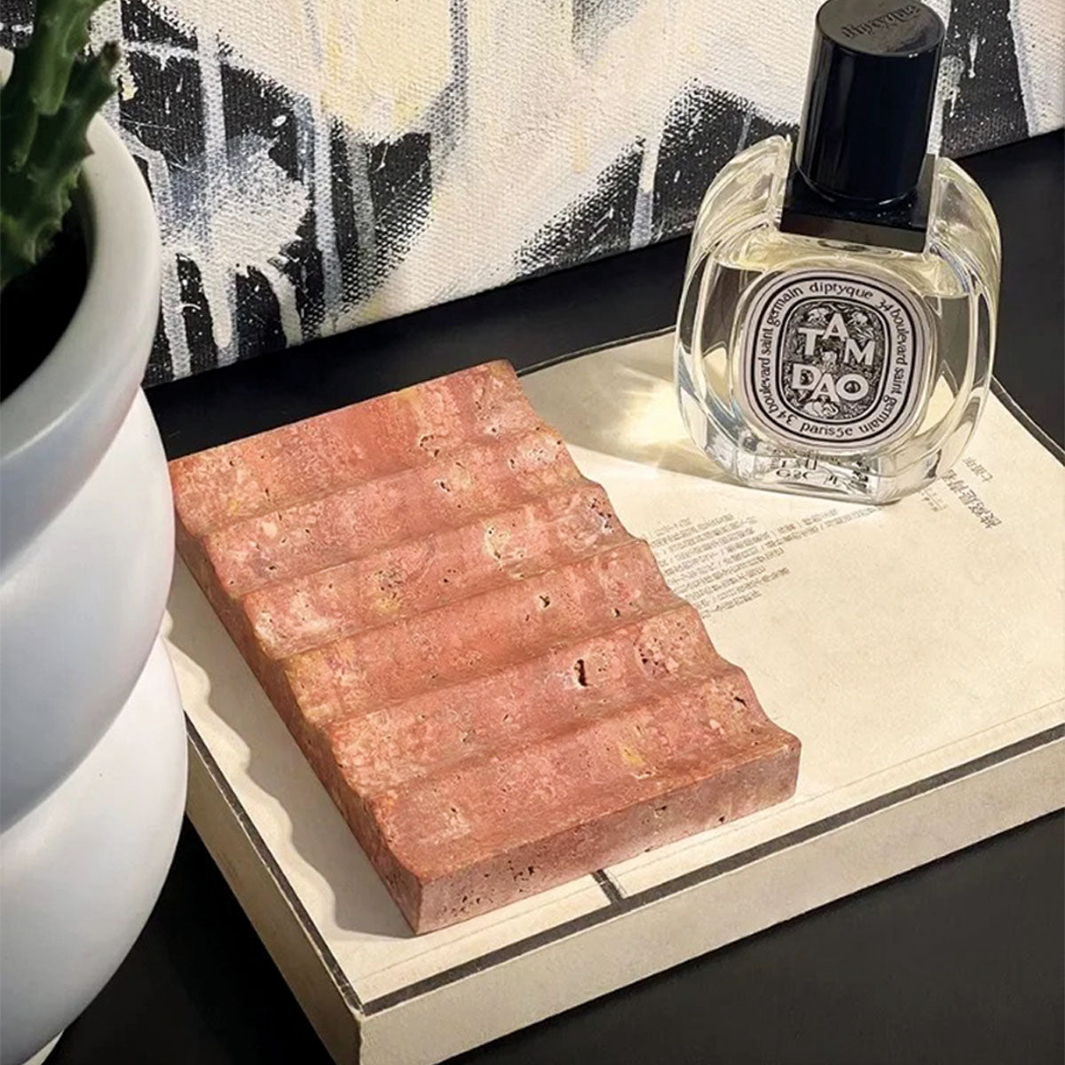 Gerilltes Steintablett | Elegantes Natursteindesign für Wohnungsdekor