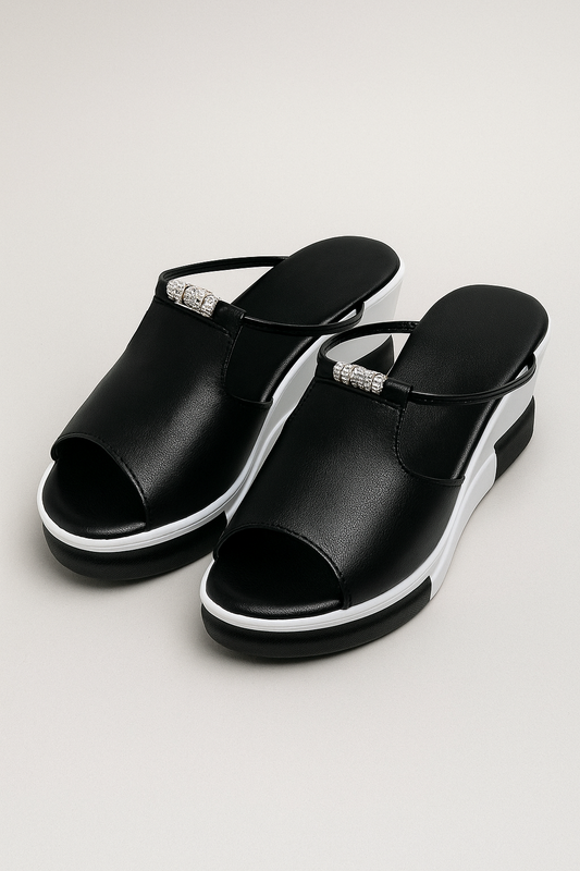 Arianna | Elegante schwarze Keilsandaletten mit Schmuckriemen und zweifarbiger Sohle