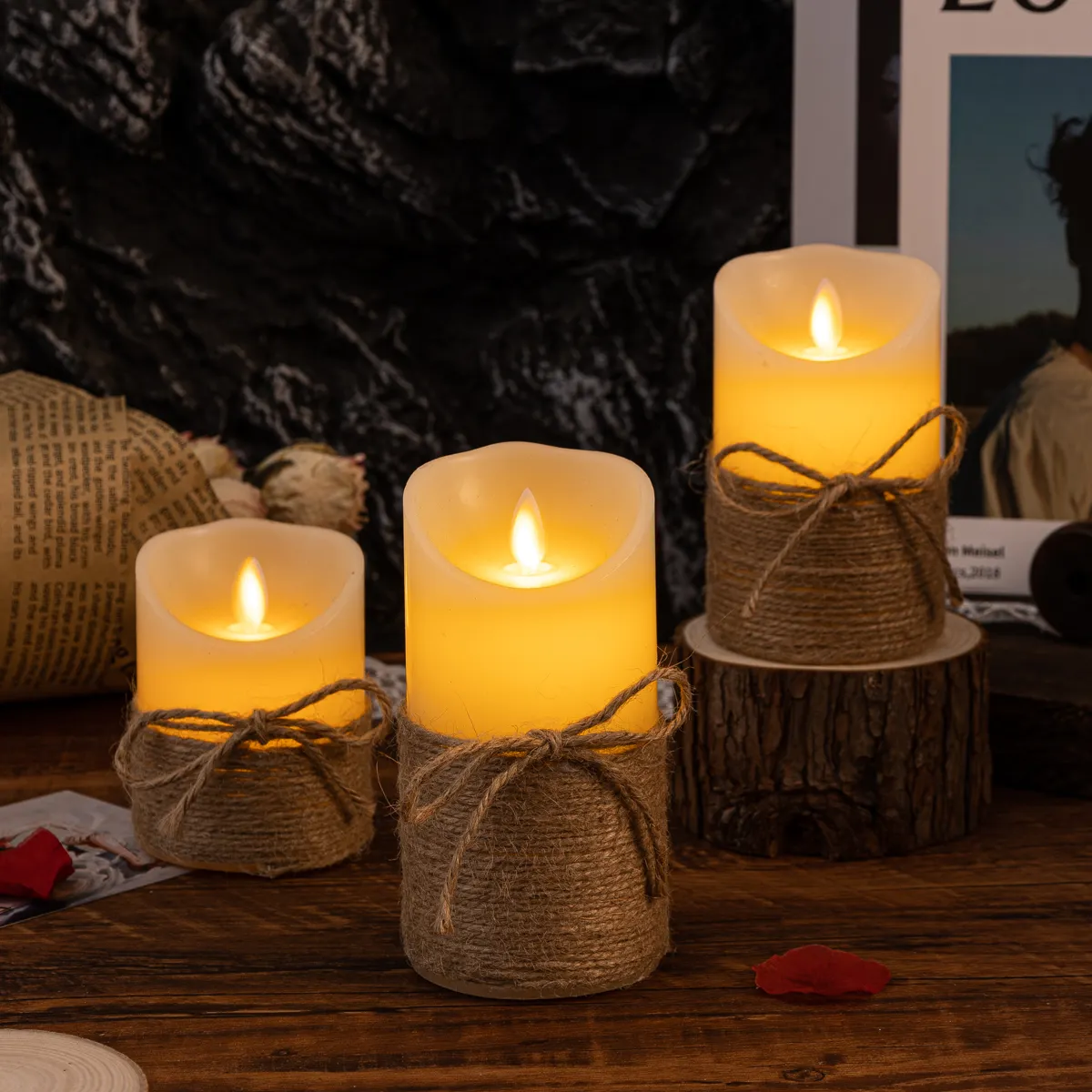 Drei LED-Kerzen mit Flammenoptik, umwickelt mit Juteband, auf rustikalem Holztisch.