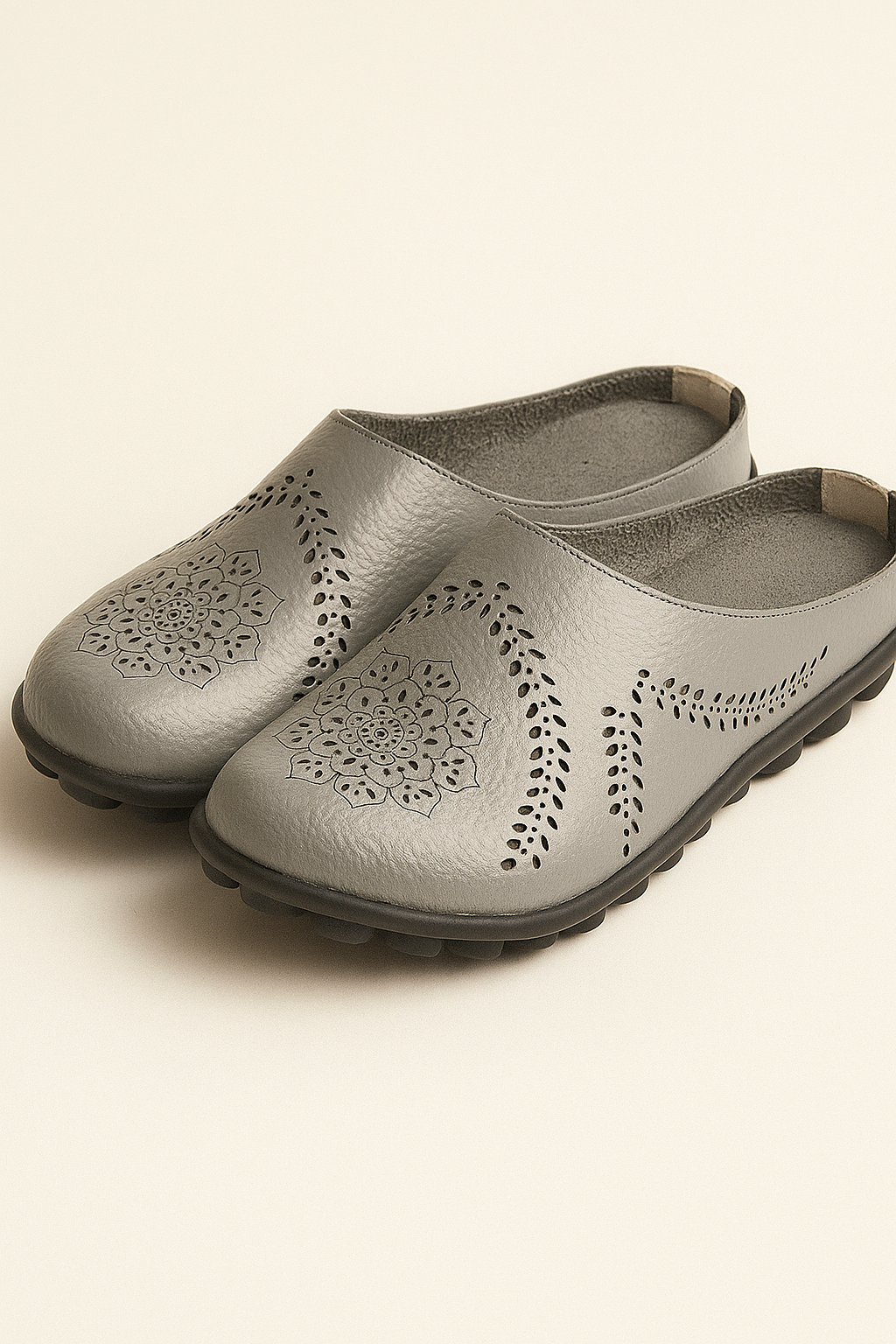 Lina | Bequeme Damen-Slipper mit Mandala-Lochmuster und Flexsohle