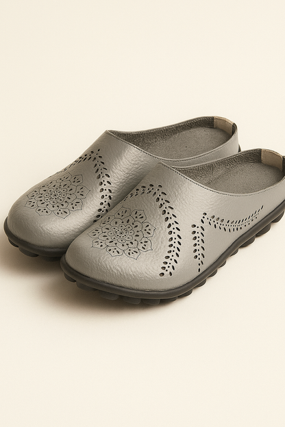 Lina | Bequeme Damen-Slipper mit Mandala-Lochmuster und Flexsohle