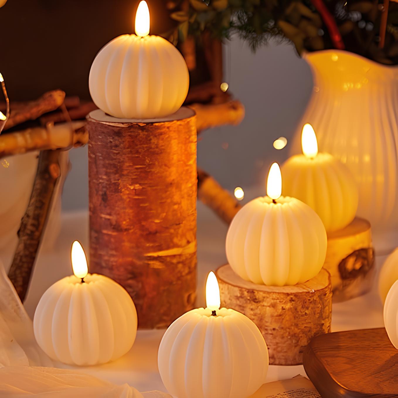 Weiße LED-Kerzen in Kürbisform auf Holzstämmen, stimmungsvolle Herbstdekoration.