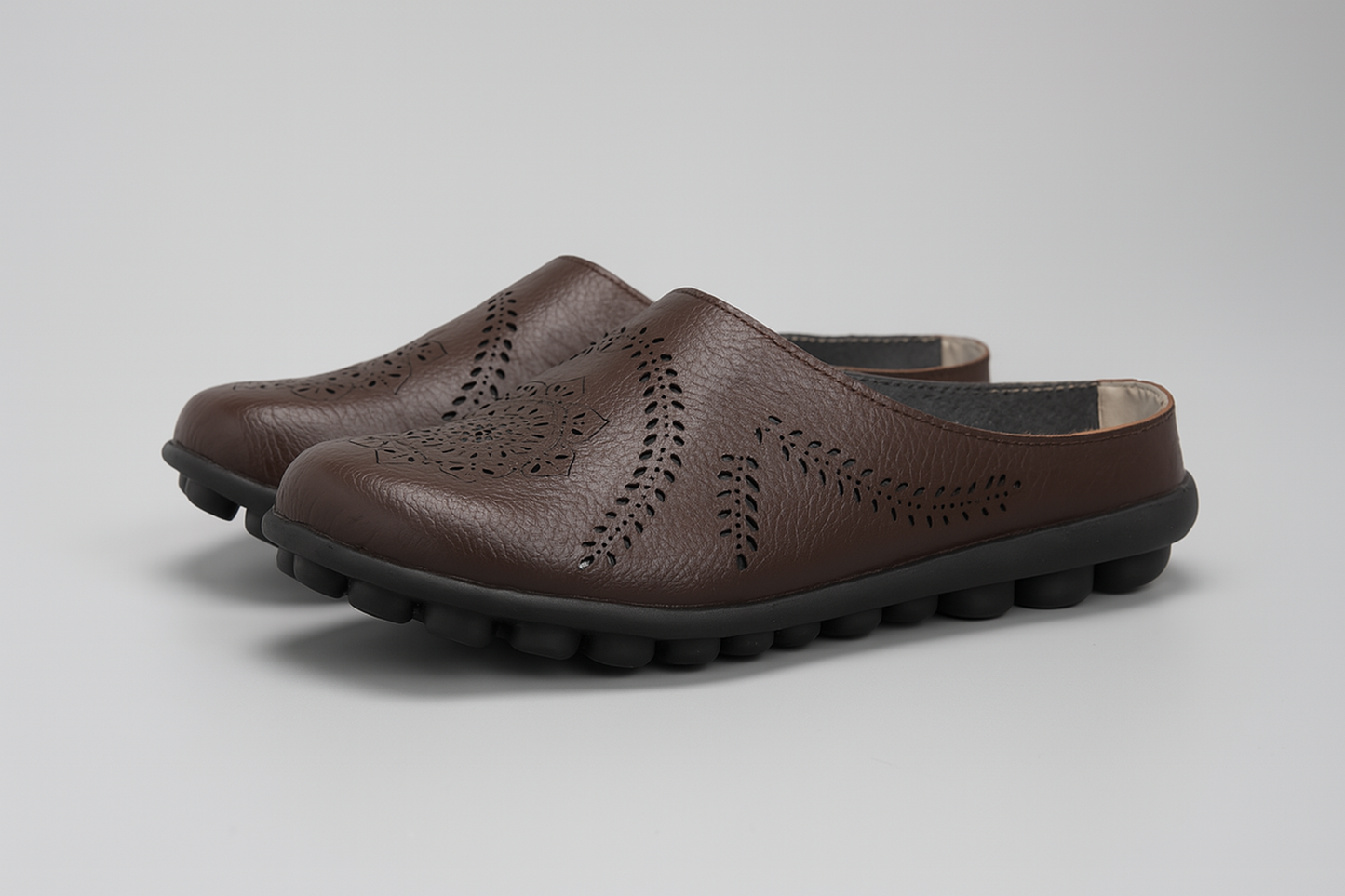 Lina | Bequeme Damen-Slipper mit Mandala-Lochmuster und Flexsohle