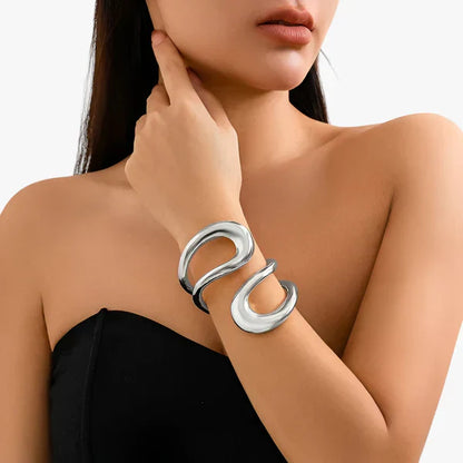 Metall-Feder-Manschettenarmband - Leicht und Elegant