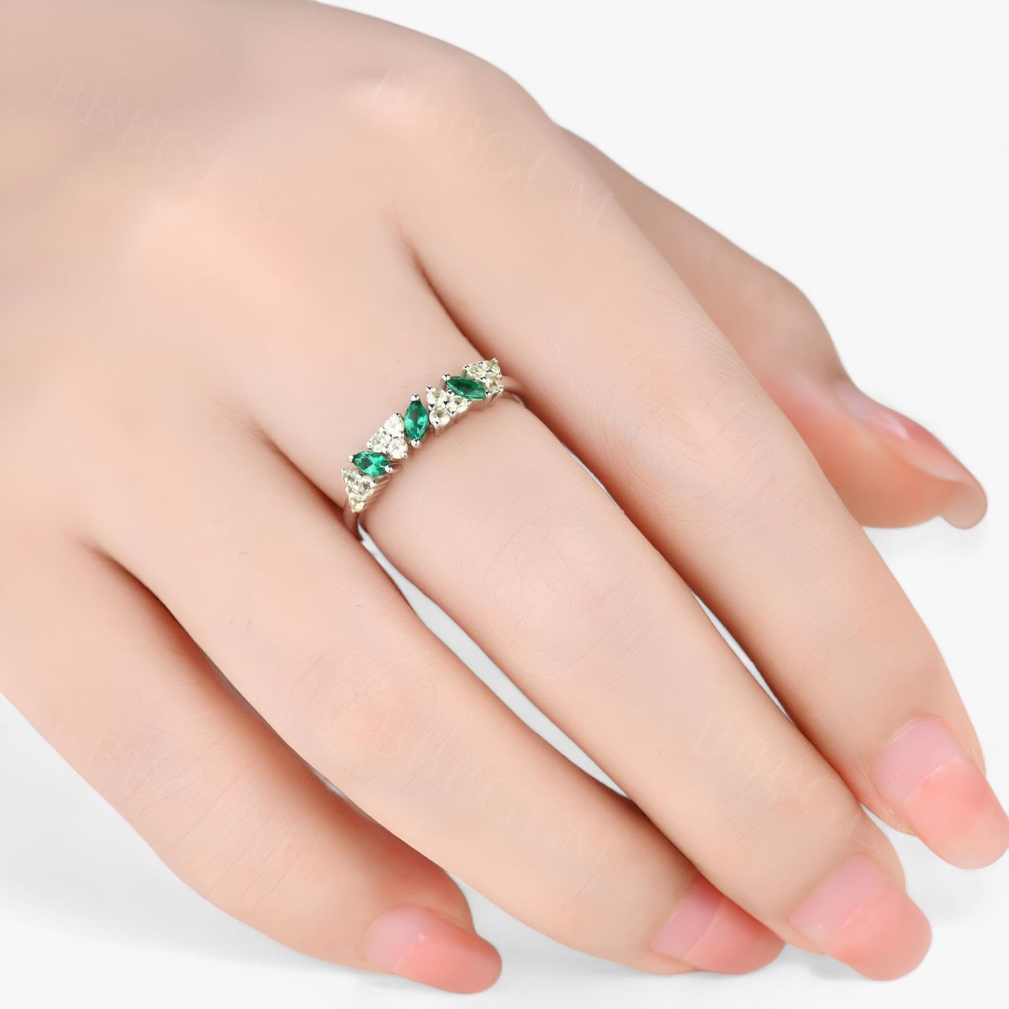 Stilvoller Ring - Strass-Schmuck für jede Gelegenheit