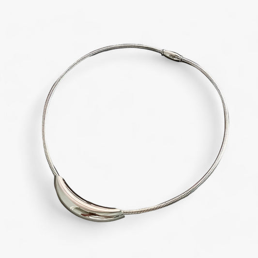 Schlangenknochen-Halskette – für ein raffiniertes Finish