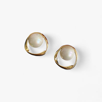 Goldene Perlensteckerohrringe - Zeitgenössische Eleganz für jede Gelegenheit