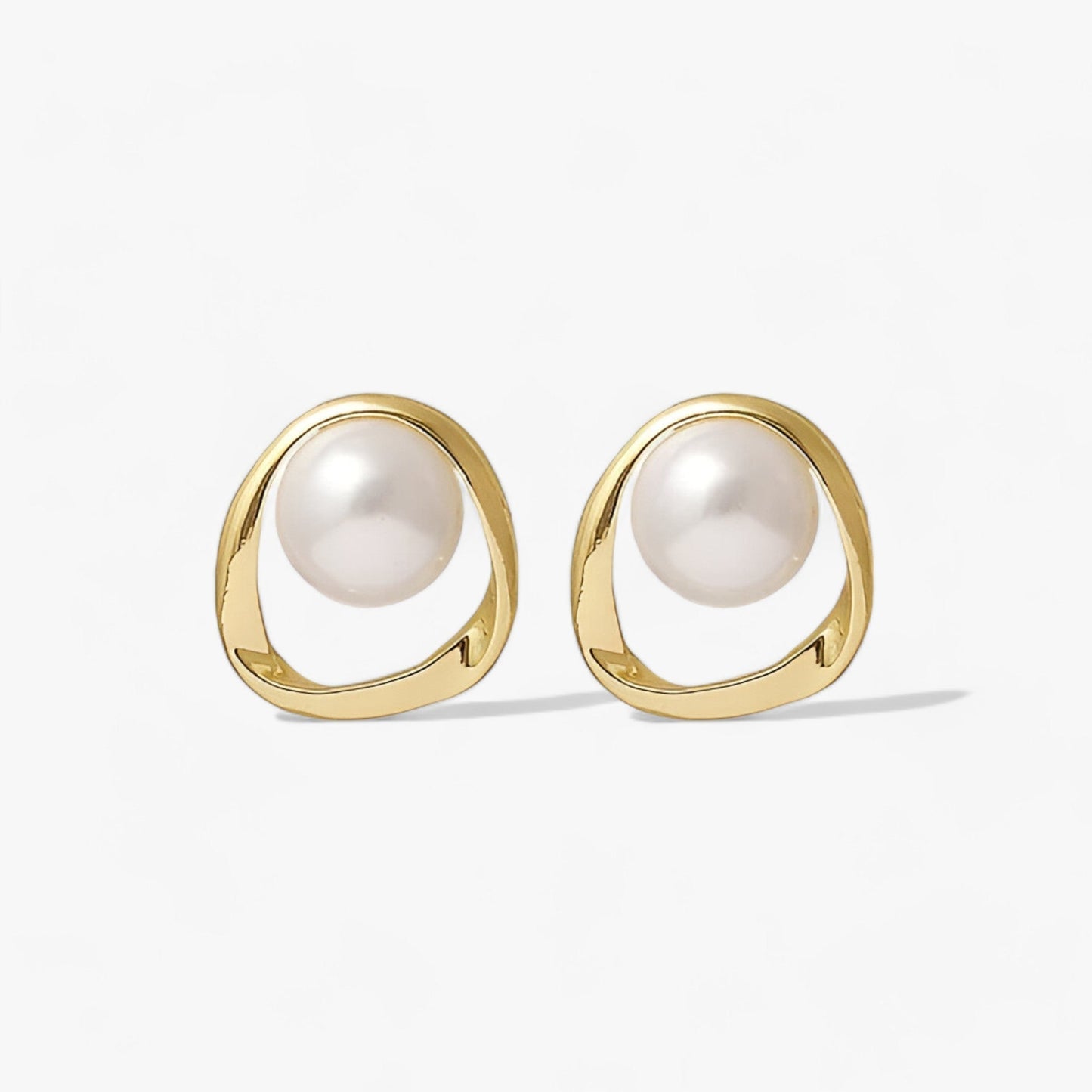 Goldene Perlensteckerohrringe - Zeitgenössische Eleganz für jede Gelegenheit