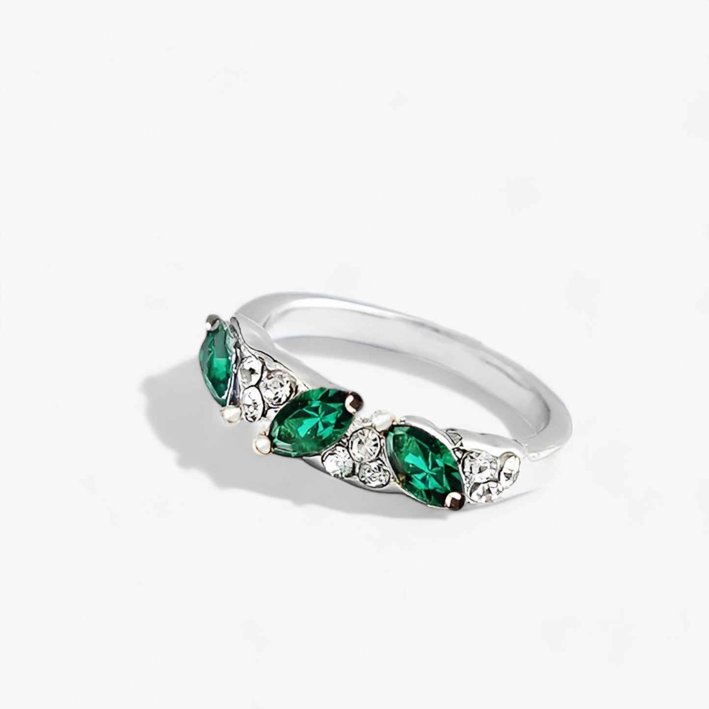 Stilvoller Ring - Strass-Schmuck für jede Gelegenheit