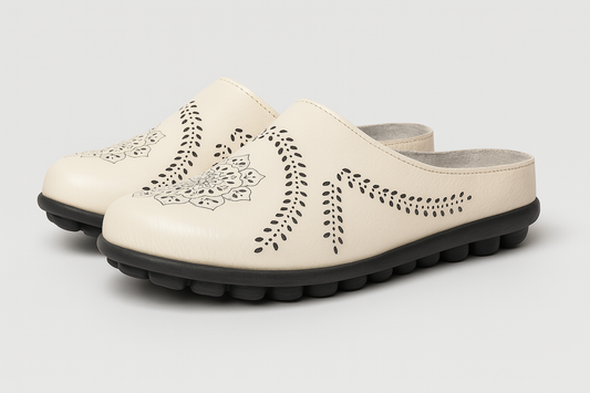 Lina | Bequeme Damen-Slipper mit Mandala-Lochmuster und Flexsohle