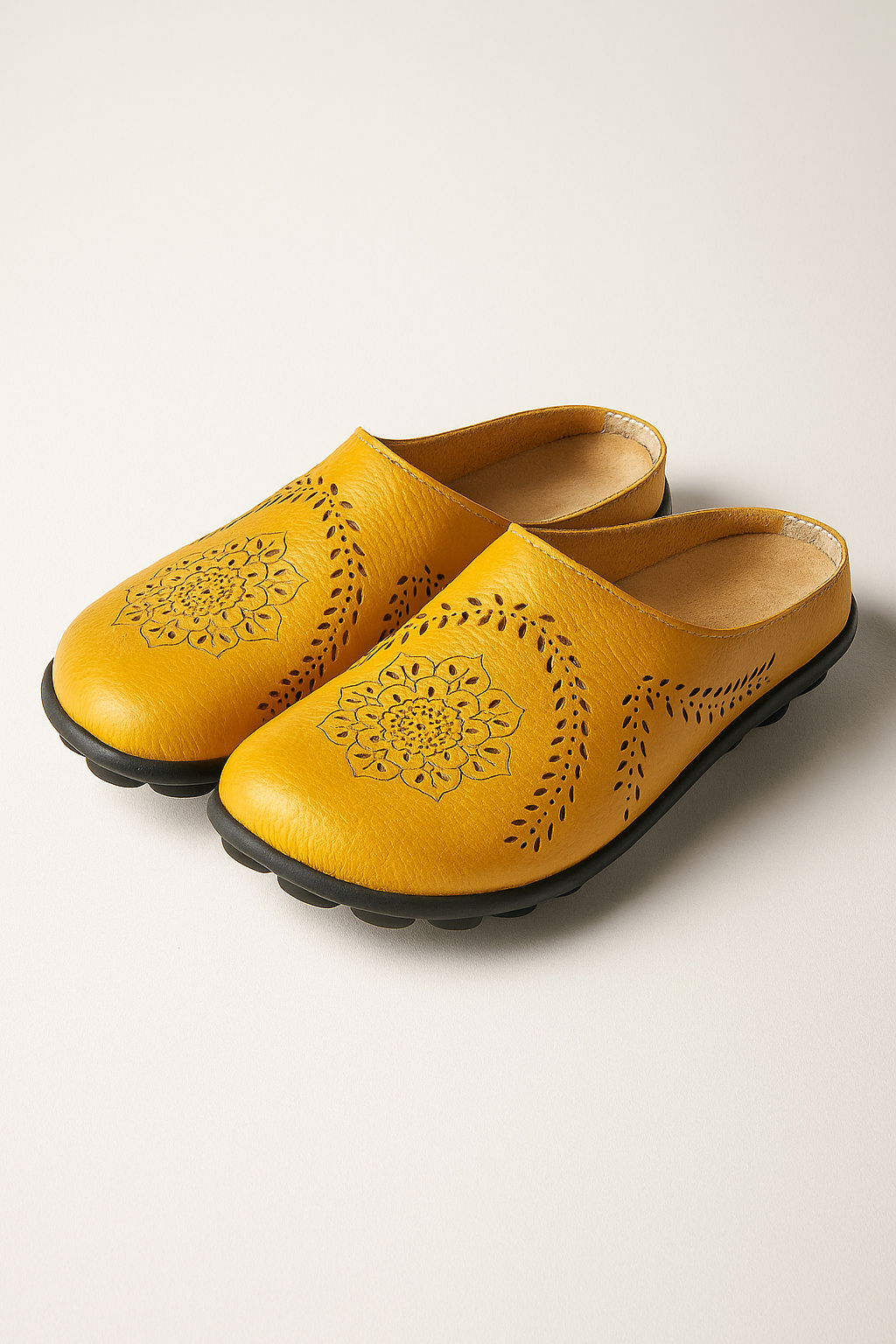 Lina | Bequeme Damen-Slipper mit Mandala-Lochmuster und Flexsohle